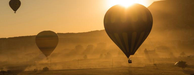 hőlégballonok az égen.