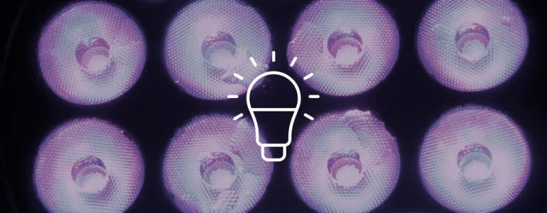 8 energiahatékony fényforrás fehér izzó ikonnal középen